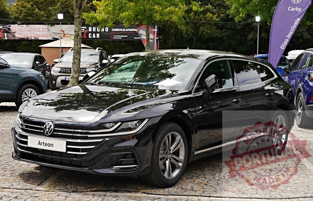 Volkswagen Arteon shooting brake parked at car dealership | Black Volkswagen Arteon shooting brake displayed on cobblestone surface at an outdoor car dealership - Realisiert mit Pictrs.com