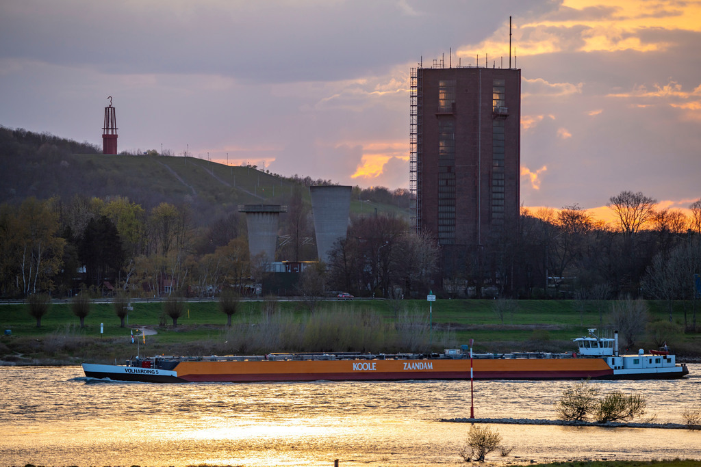 JT-210413 | Frachtschiff auf dem Rhein bei Duisburg-Beeckerwerth, Halde Rheinpreussen in Moers, Haldenzeichen Das Geleucht, Förderturm der ehemalige Zeche Rheinpreußen Schacht VIII, Duisburg, NRW, Deutschland  - Realisiert mit Pictrs.com