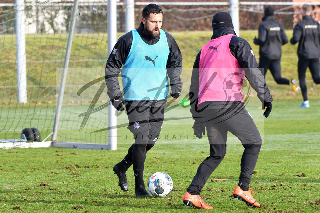 20200126_TRAOSN_0053 | Fußball, Herren: Marcos Alvarez (VfL Osnabrück) in Aktion, am Ball, Einzelaktion beim Training des VfL Osnabrück am 26.01.2020 im Sportpark Illoshöhe in Osnabrück, Deutschland.(Foto von Nico Paetzel) - Realisiert mit Pictrs.com
