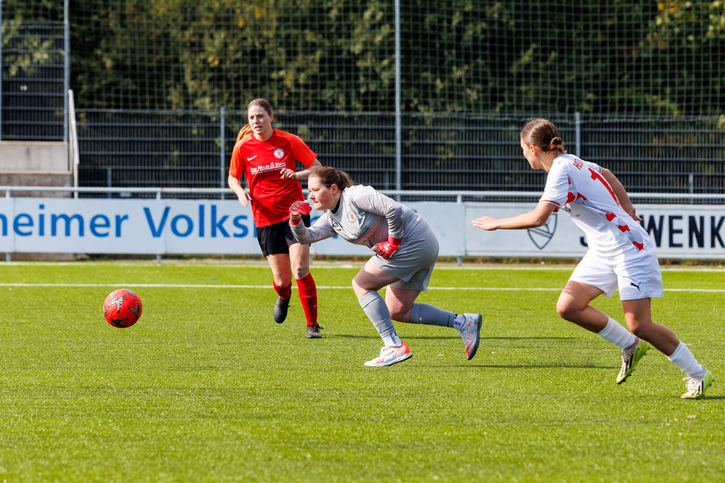 FCHHÜT_251003_4580 | 1.FC Heidenheim 1846 II vs. TSV Hüttlingen, Fußball, Frauen, Bezirkspokal, 2025/2026, 1.Runde, 03.10.2025 in Mergelstetten, Sportplatz 2(Foto: Michael Bulling) - Realisiert mit Pictrs.com