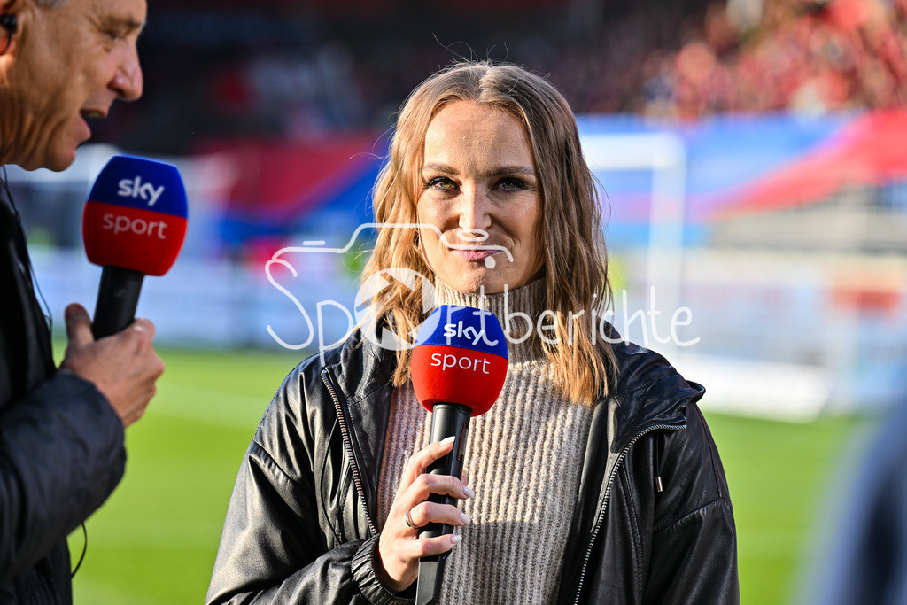 1. FC Heidenheim - SV Elversberg 07 | Im Bild SKY Moderatorin Nele OCIK / Einzelfoto / Freisteller / Relegation Bundesliga: 1. FC Heidenheim - SV Elversberg 07, Voith-Arena am 22.05.2025 / DFL REGULATIONS PROHIBIT ANY USE OF PHOTOGRAPHS AS IMAGE SEQUENCES AND/OR QUASI-VIDEO