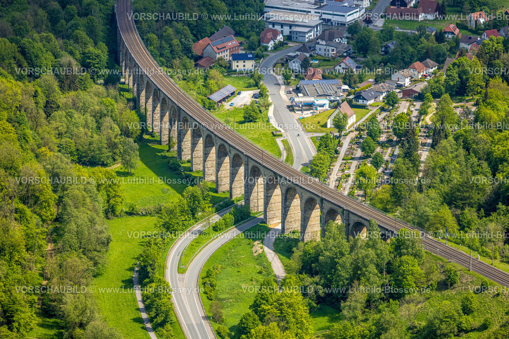 Altenbeken240504493Eisenbahnviadukt | Luftbild, Altenbekener Viadukt, Adenauerstraße, Eisenbahnviadukt Brückenbauwerk, auch Bekeviadukt oder Großer Viadukt genannt, Friedhof Altenbeken und Kreuzkapelle Alter Kirchweg, Altenbeken, Ostwestfalen, Nordrhein-Westfalen, Deutschland