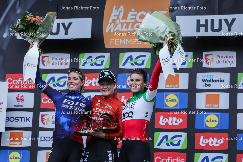 La Fleche Wallonne Femmes 2025 | iRadsport UCI World Tour Women Elite La Fleche Wallonne Femmes am 23.04.2025 in HuySiegerehrung / PodestDemi Vollering ( FDJ Suez ), links - Puck Pieterse ( Fenix - Deceunick ), mitte - Elisa Longo Borghini ( UAE ADQ ), rechtsFoto: Revierfoto - Realisiert mit Pictrs.com