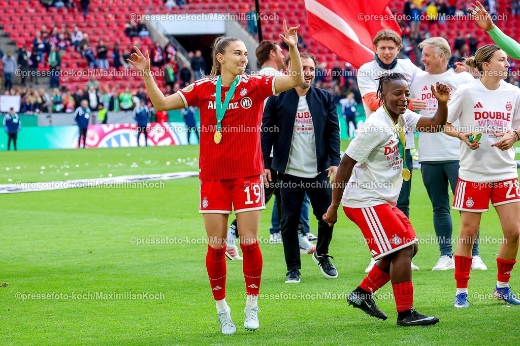 xsscx14052601095 | 2026.05.14, xsscx, Fußball, Finale DFB-Pokal Frauen, VfL Wolfsburg -  FC Bayern München, Saison 2025 2026, Rhein-Energie-Stadion in Köln: Die Mannschaft vom FC Bayern München feiert ihren Sieg im DFB-Pokal Finale mit Katharina Naschenweng (FC Bayern München #19), Bernadette Amani (FC Bayern München #15), Barbara Dunst (FC Bayern München #28) DFB regulations prohibit any use of photographs as image sequences and or quasi-video. Photo: xSandraxScherningxPressefotoKochx