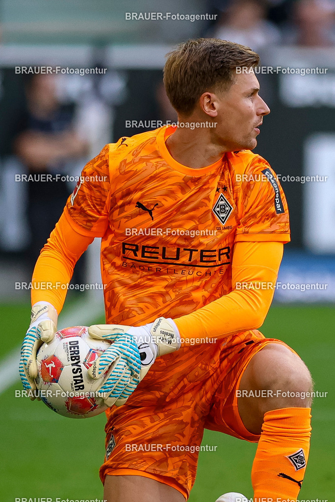 Borussia Mönchengladbach vs Hamburger SV - Bundesliga  | Mönchengladbach, Deutschland, 24.08.25:   Moritz Nicolas in Aktion am Ball, Einzelaktion waehrend des Spiels der Bundesliga zwischen Borussia Mönchengladbach vs Hamburger SV im Stadion im Borussia Park(Foto von Brauer-Fotoagentur / Adrian Schlueter)