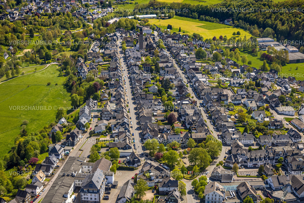 Schmallenberg230506355 | Luftbild, Kath. St.-Alexander-Kirche, Weststraße und Oststraße, Rathaus, Schmallenberg, Sauerland, Nordrhein-Westfalen, Deutschland