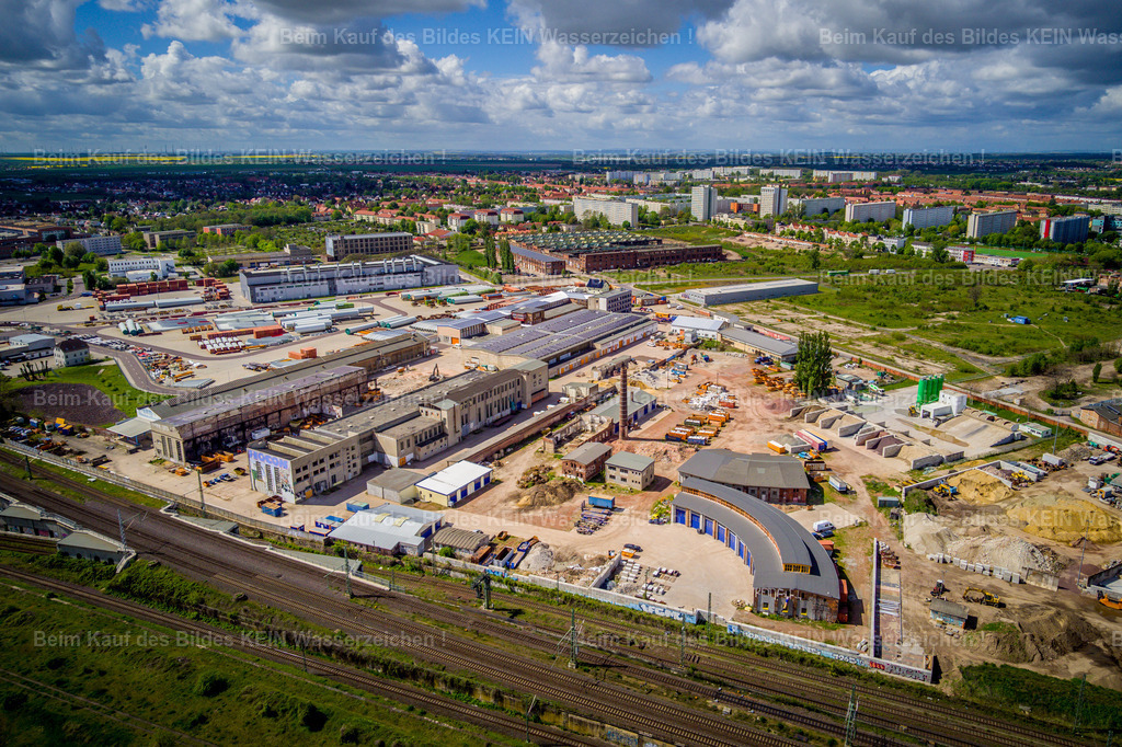 Magdeburg Buckau-0020 | Blick aus der Luft auf ein industriell und gewerblich geprägtes Areal in Magdeburg zwischen der Freien Straße, dem Langen Heinrich und den Bahngleisen.Die Aufnahme zeigt einen eher unscheinbaren, aber typischen Ausschnitt der Magdeburger Gewerbe- und Industrielandschaft. Unterschiedliche Betriebsflächen, Gebäude, Verkehrswege und die Bahntrasse liegen hier unmittelbar nebeneinander und machen die gewachsene Struktur des Gebietes sichtbar.Gerade solche Luftbilder sind für die Standortdokumentation interessant, weil sie nicht nur einzelne Firmengebäude zeigen, sondern die tatsächliche räumliche Situation eines Gewerbegebietes erfassen.Die Aufnahme ist damit ein weiteres Beispiel für die großräumige Darstellung von Industrie- und Gewerbestandorten in Magdeburg. - Realisiert mit Pictrs.com