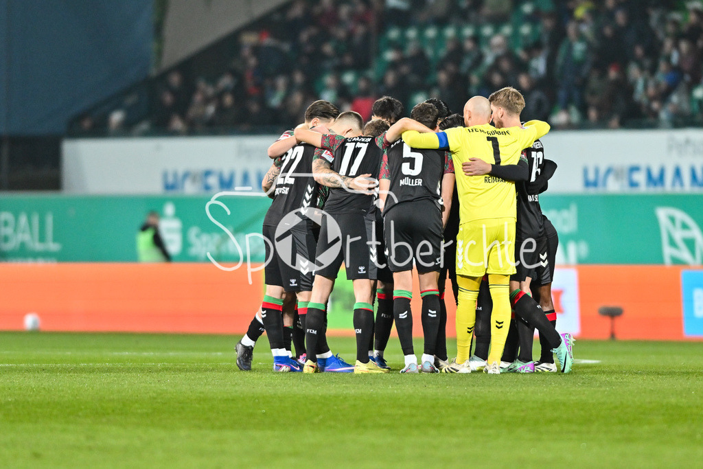 SpVgg Greuther Fürth - 1. FC Magdeburg | FUERTH, GERMANY - 06. FEBRUARY: das Team der Gäste motviert sich nochmal vor dem Match zwischen der SpVgg Greuther Fürth und dem 1. FC Magdeburg am 21. Spieltag der 2. Bundesliga im Sportpark Ronhof Thomas Sommer / Spielerkreis