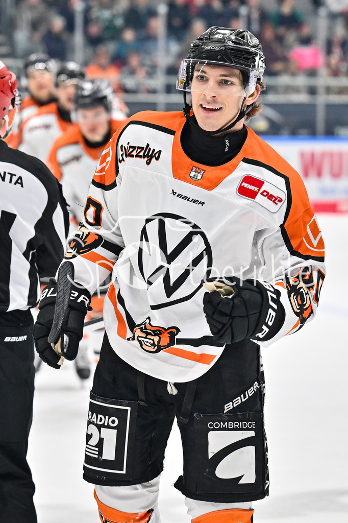 Augsburger Panther - Grizzlys Wolfsburg | AUGSBURG, GERMANY - 15. MARCH: Jubel der Gäste nach dem Treffer zum 1-3 durch Juian CHROBOT (Grizzyls Wolfsburg 40) Tor / Torschuetze / Freude / Happy während dem Match zwischen den Augsburger Panthern und den Grizzlys Wolfsburg am 52. Spieltag der Penny DEL im Curt Frenzel Stadion