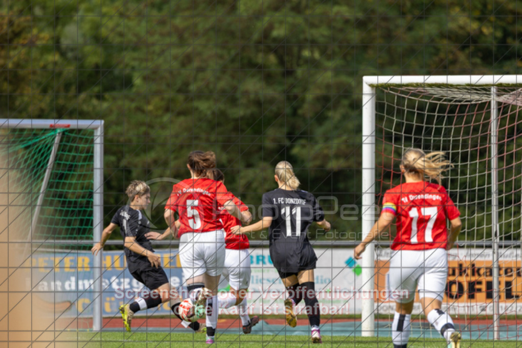 20250928_130604_0096 | Judith Schutte (1.FC Donzdorf #07) erziehlt in der 1 Spielminute das 1:01.FC Donzdorf (schwarz) vs. TV Derendingen (rot), Fussball, Frauen-Verbandsliga Württemberg, 03. Spieltag, Saison 2025/2026, Rasenplatz Lautertal Stadion, Süßener Straße 16, 73072 Donzdorf, 28.09.2025 - 13:00 Uhr,Foto: PhotoPeet-Sportfotografie/Peter Harich