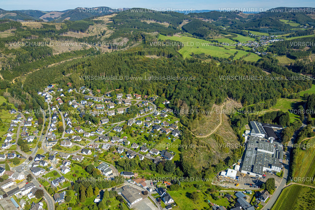 Kirchhundem230910359Kirchhundem | Luftbild, Wohnsiedlung Am Buchhagen und Unter den Eichen, Dehonit Deutsche Holzveredelung Schmeing, Waldgebiet mit Waldschäden, Würdinghausen, Kirchhundem, Sauerland, Nordrhein-Westfalen, Deutschland