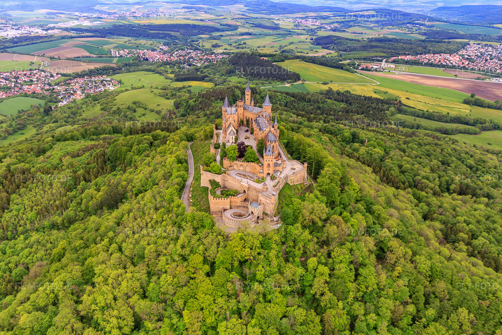 Luftbild: Burg Hohenzollern im Ortsteil Zimmern in Bisingen im Bundesland Baden-Württemberg in Deutschland. Foto: IMG_114673.jpg vom 31.05.2019 durch Werner Riehm/FLY-FOTO.deBurg Hohenzollern