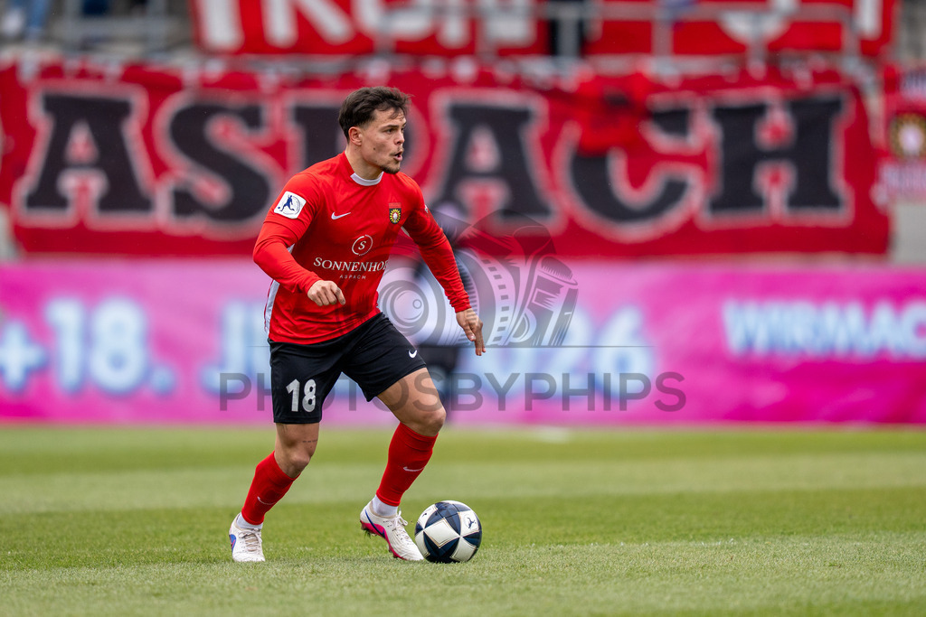 SG Sonnenhof Grossaspach vs. FC 08 Homburg, Fussball, Regionalliga Suedwest, 26. Spieltag, 28.03.2026 | Niklas Pollex (SG Sonnenhof Grossaspach, #18) am Ball,SG Sonnenhof Grossaspach vs. FC 08 Homburg, Fussball, Regionalliga Suedwest, 26. Spieltag, 28.03.2026