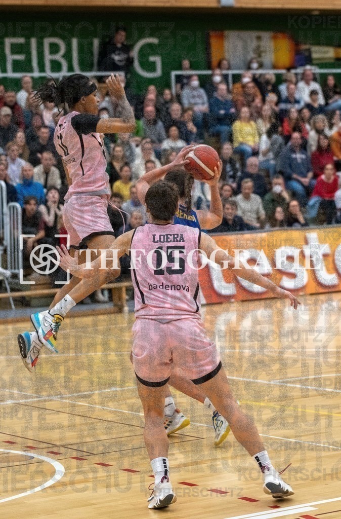 GER, Eisvoegel USC Freiburg - Alba Berlin, Basketball, Toyota Damen Basketball Bundesliga, 6. Spieltag, Saison 2022/2023, 12.11.2022 | Hannah Little (USC Eisvoegel Freiburg, #11) versucht zu blocken gegen Leoni Kreyenfeld (Alba Berlin Frauen, #07). Jessica Loera (USC Eisvoegel Freiburg, #15) kann nicht eingreifen.

GER, Eisvoegel USC Freiburg - Alba Berlin, Basketball, Toyota Damen Basketball Bundesliga, 6. Spieltag, Saison 2022/2023, 12.11.2022

Foto: THF Sport/Thomas Heß