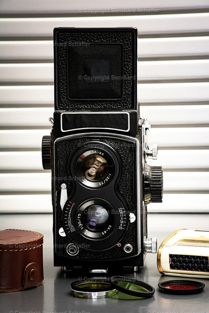 MF Kamera Vintage | Nostalgische zweiäugige Kamera mit Filtern und Belichtungsmesser als Zubehör. - Realisiert mit Pictrs.com