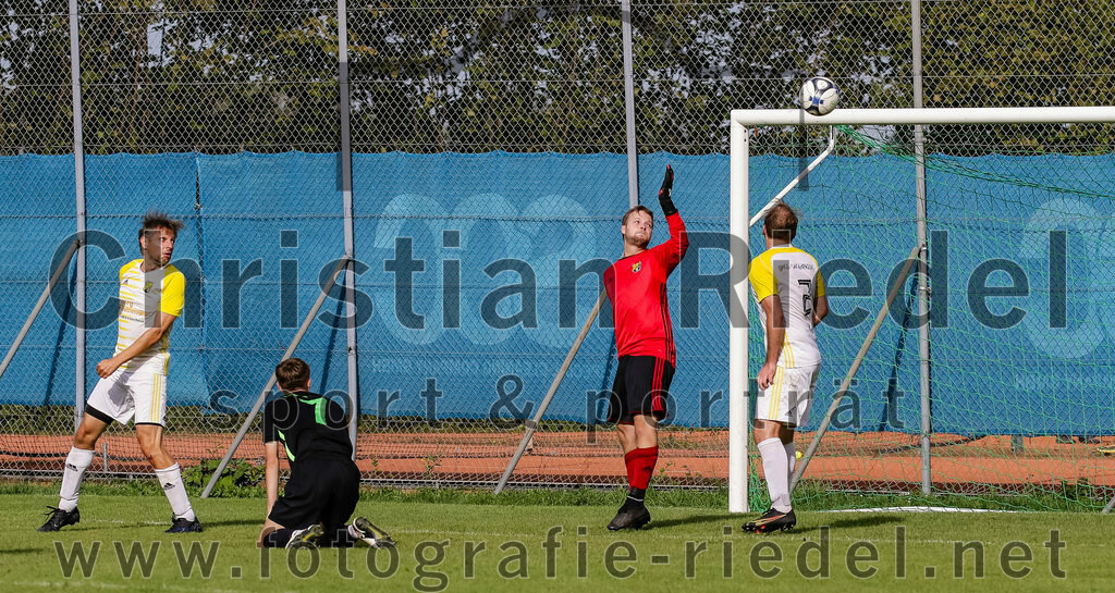 2023-09-17_077_SpVgg_Neuching_gegen_FC_Langenpreising | Neuching, Deutschland, 17.09.2023:
Fußball, A-Klasse 2023 / 2024, 7. Spieltag, SpVgg Neuching gegen SpVgg Langenpreising, Endergebnis: 5:1

Sven Wagner (SpVgg Neuching, #7), Torwart Maximilian Gabriel (SpVgg Langenpreising, #1), Simon Danner (SpVgg Langenpreising, #2)

Foto: Christian Riedel / fotografie-riedel.net