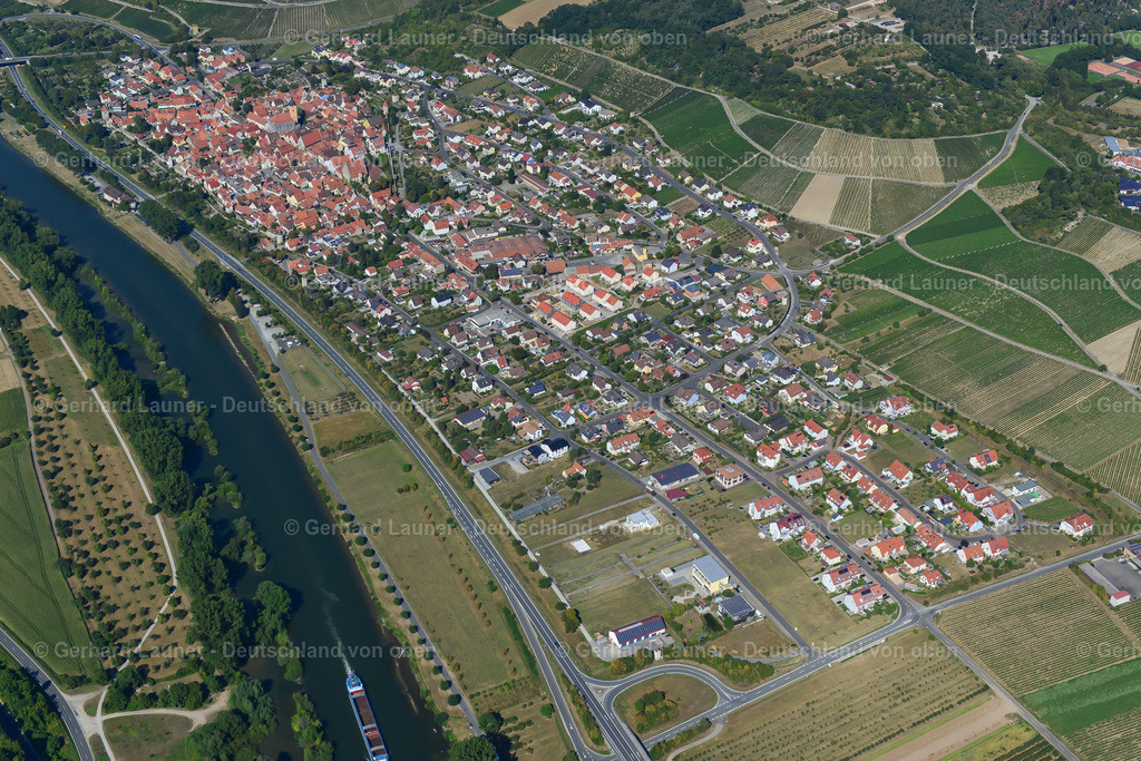 3650336 | SOMMERHAUSEN 31.08.2016 Stadtgebiet mit Außenbezirken und Innenstadtbereich am Rand von landwirtschaftlichen Feldern und Ackerflächen in Sommerhausen im Bundesland Bayern, Deutschland // Urban area with outskirts and inner city area on the edge of agricultural fields and arable land in Sommerhausen in the state Bavaria, Germany Foto: Gerhard Launer