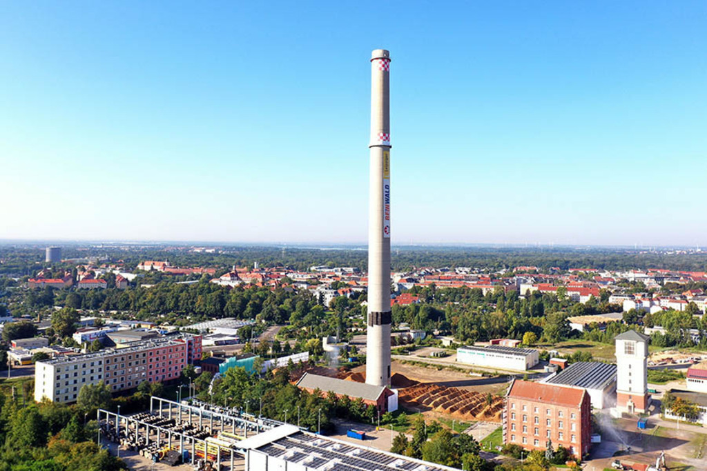 Foto: Leipzig - Schornstein der Stadtwerke Leipzig | Das Team hinter BILDLEXIKON LEIPZIG bündelt historische wie aktuelle Informationen über die Stadt Leipzig in Text und Bild auf einer Plattform und stellt diese der interessierten Öffentlichkeit zur Verfügung.
