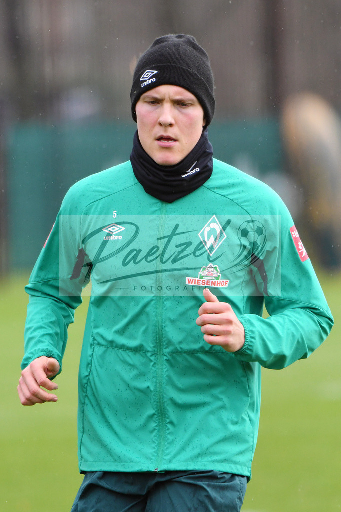 20200129_TRASVW_0058 | Fußball, Herren: Ludwig Augustinsson (SV Werder Bremen) schaut beim Training des SV Werder Bremen am 29.01.2020 im wohninvest Weserstadion in Bremen, Deutschland.(Foto von Nico Paetzel) - Realisiert mit Pictrs.com
