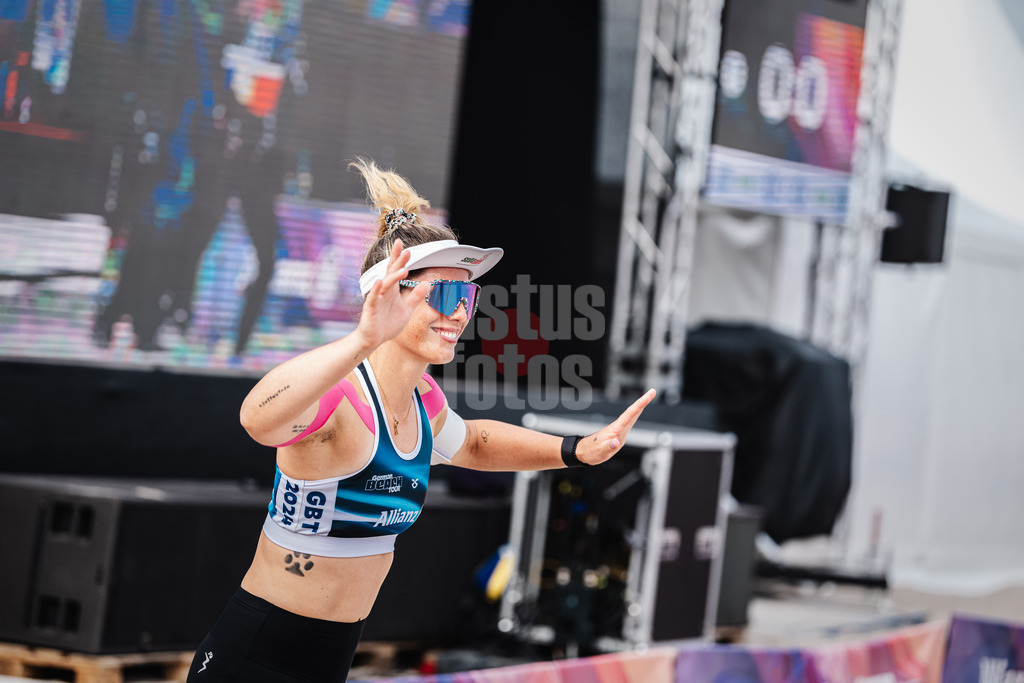 Beachvolleyball | Frauen | Allianz German Beach Tour 2024 | Tourstop Kühlungsborn 2 | 16.08.2024 | Sandra Ferger läuft in das Stadion ein