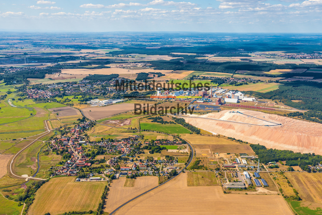 2_Loitsche-0150 | Diese Luftaufnahme zeigt einen Ort im Landkreis Börde aus der Vogelperspektive. Das Bild entstand aus einem Tragschrauber und vermittelt einen eindrucksvollen Überblick über die Siedlungsstruktur, die umgebende Landschaft und die charakteristischen Merkmale des Ortes. Die Aufnahme dokumentiert Architektur, Straßenverläufe und Grünflächen aus einer außergewöhnlichen Perspektive und ist Teil des Mitteldeutschen Bildarchivs von Luftbildfotograf Steffen Lehmann.
 - Realisiert mit Pictrs.com