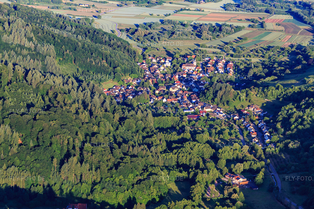 Luftbild: Dorfansicht aus Osten im Ortsteil Bleichheim in Herbolzheim im Bundesland Baden-Württemberg in Deutschland. Foto: IMG_147522.jpg vom 30.05.2025 durch Werner Riehm/FLY-FOTO.de