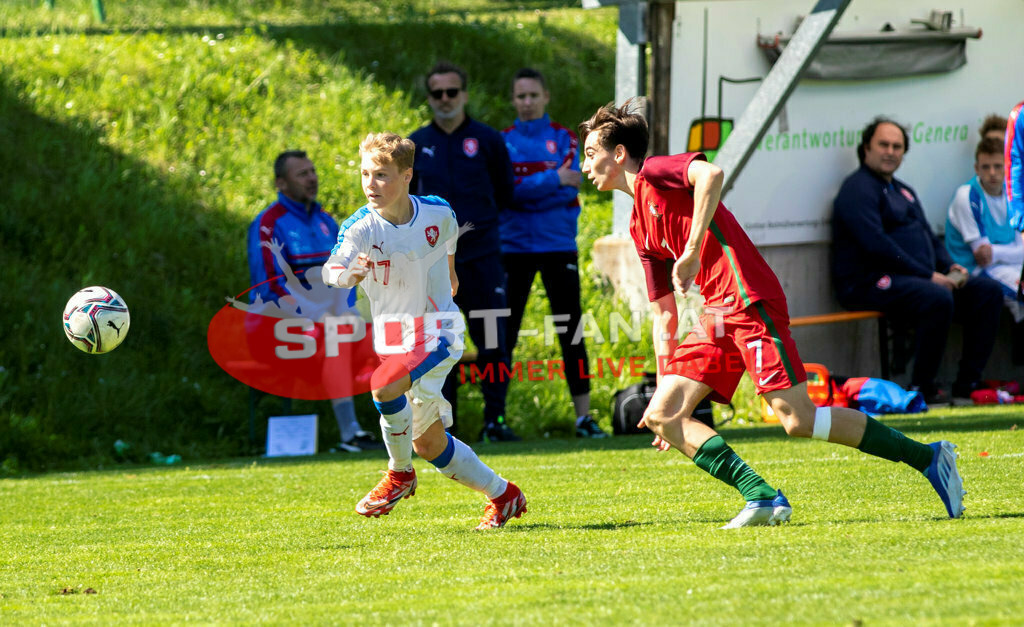 Portugal  U15 -Czech Republic U15 | KRYSTOF CIZEK (Czech Republic #17) EDUARDO FERNANDES (Portugal #7) ; Portugal  U15 -Czech Republic U15 am 29.04.2022 in Arnoldstein
(Sportplatz), AUSTRIA, (Photo by Ernst Krawagner sport-fan.at) - Realisiert mit Pictrs.com