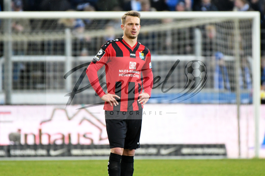 20200201_MEPCHE_0078 | Fußball, Herren: Maximilian Oesterhelweg (Chemnitzer FC) schaut waehrend des Spiels der 3. Liga zwischen SV Meppen und Chemnitzer FC in der Haensch-Arena am 01.02.2020 in Meppen, Deutschland. DFB / DFL REGULATIONS PROHIBIT ANY USE OF PHOTOGRAPHS AS IMAGE SEQUENCES AND/OR QUASI-VIDEO. - Realisiert mit Pictrs.com
