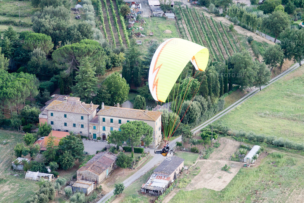 Vue aérienne: Vue de la ville à Camucia dans le département Toscane, Italie. Photo: IMG_43455.jpg prise le 25/07/2011 par Werner Riehm/FLY-FOTO.eu – Résolution de l'original: 4272 x 2848 px