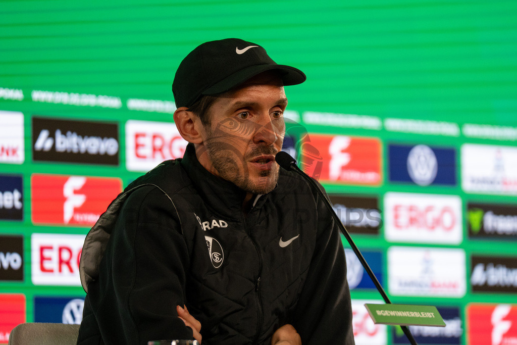 VfB Stuttgart vs. SC Freiburg, Fussball, DFB-Pokal, Halbfinale, 23.04.2026 | Julian Schuster (Trainer SC Freiburg) bei der Pressekonferenz nach der Niederlage,VfB Stuttgart vs. SC Freiburg, Fussball, DFB-Pokal, Halbfinale, 23.04.2026DFB regulations prohibit any use of photographs as image sequences and/or quasi-video