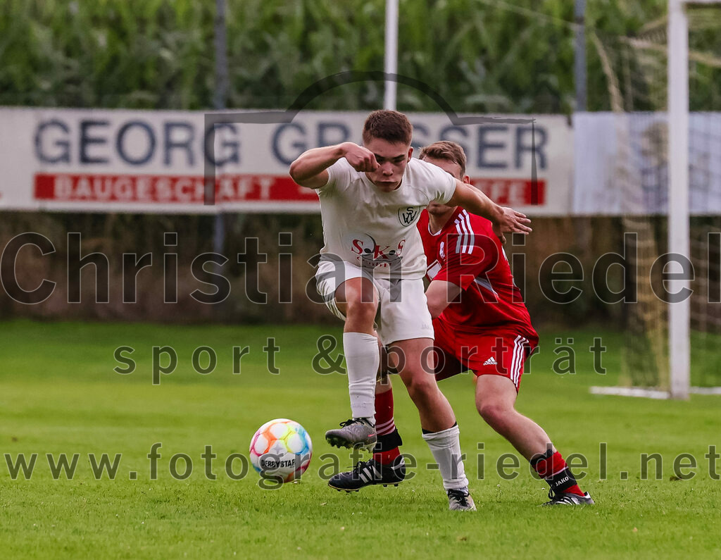 2023-08-04_050_SV_Walpertskirchen_gegen_FC_Finsing | Walpertskirchen, Deutschland, 04.08.2023:
Fußball, Kreisliga 2023 / 2024, 2. Spieltag, SV Walpertskirchen gegen FC Finsing, Endergebnis: 3:3

Patrick Forchhammer (FC Finsing, #13), Adrian Alexy (SV Walpertskirchen, #41)

Foto: Christian Riedel / fotografie-riedel.net
