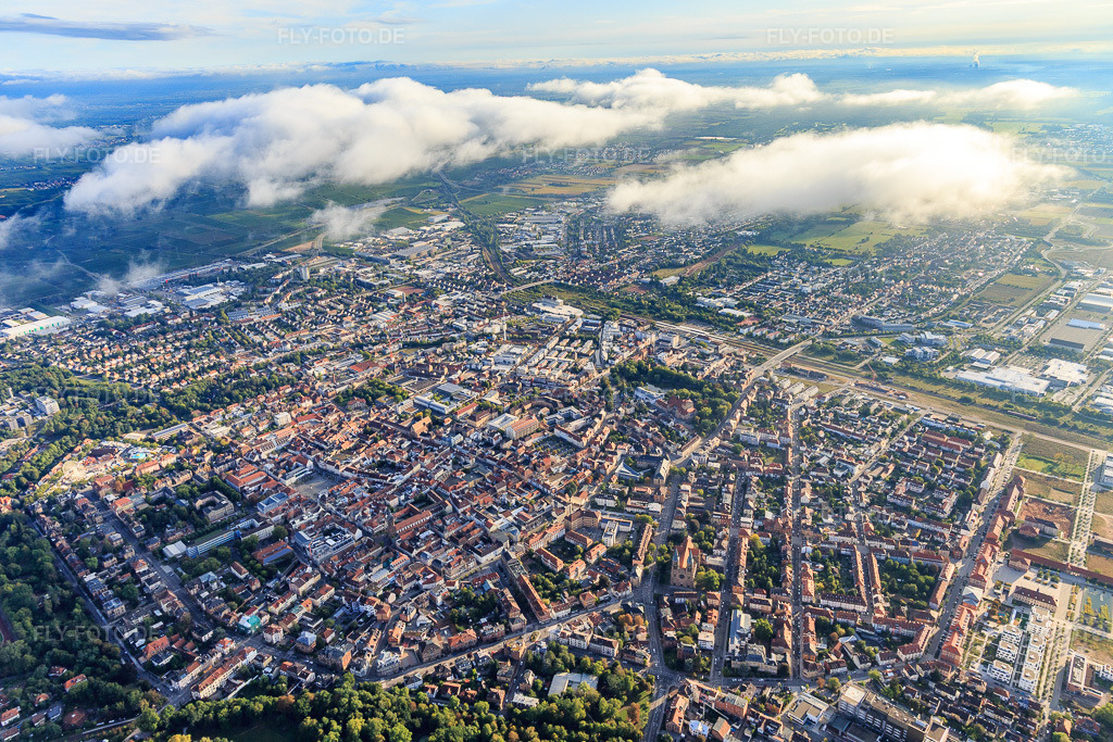 Luftbild: Stadtansicht unter Wolken aus Südwesten in Landau in der Pfalz im Bundesland Rheinland-Pfalz in Deutschland. Foto: IMG_103349.jpg vom 10.09.2017 durch Werner Riehm/FLY-FOTO.de