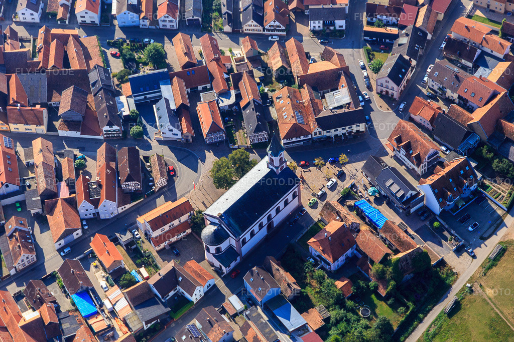 Luftbild: Hauptstraße, Schulstraße und Kirchstr in Neupotz im Bundesland Rheinland-Pfalz in Deutschland. Foto: IMG_094878.jpg vom 24.09.2016 durch Werner Riehm/FLY-FOTO.de