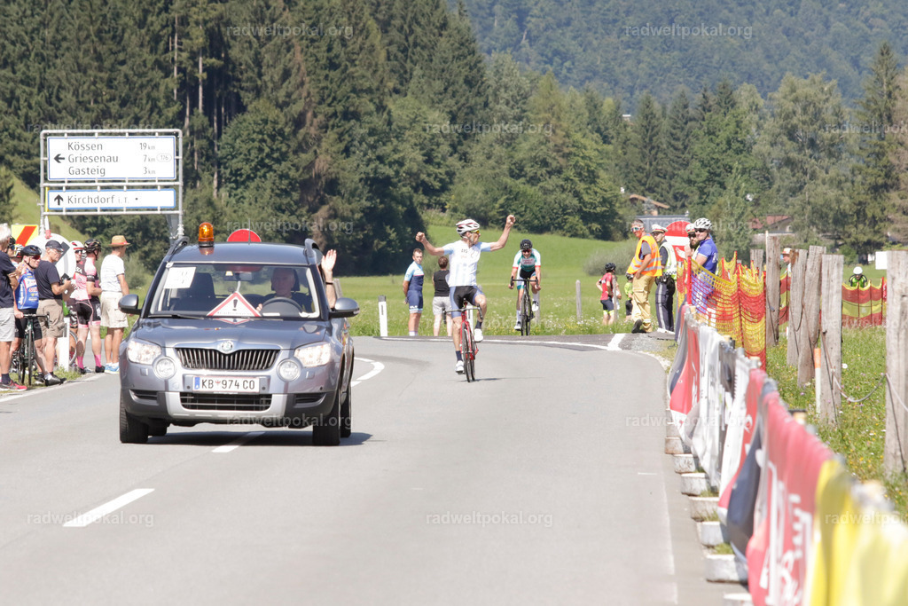 904_20230817_Bewerb_Maenner_Muehlanger | AUT - OESTERREICH, 2023-08-16: SPORT RENNRAD-FAHREN - 55. INTERNATIONALER RADWELTPOKAL IN ST. JOHANN IN TIROL  - Vintage-Radrennen mit WM-Bronze-Medaillen-Siegerin Christina Schweinberger, den Teilnehmer und Alexander Baumann (vom Orginastions-Team) - TAG 2 BEWERB MAENNER IN SECHS GRUPPEN  ; Foto: Roland Muehlanger