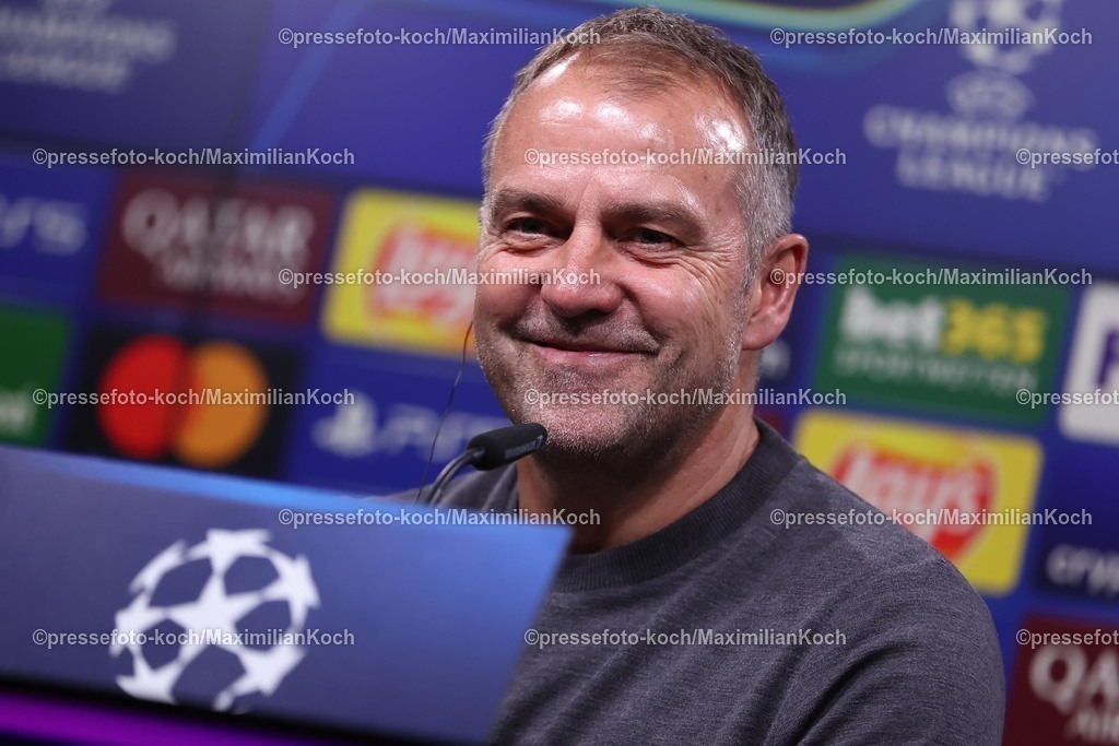 UCL1504251110 | 15.04.2025, Fußball, UEFA Champions League, Borussia Dortmund - FC Barcelona, BVB Stadion, Viertelfinale, Saison 2024 2025: Die Trainer bei der Pressekonferenz nach dem Spiel. Cheftrainer Hansi Flick (FC Barcelona #hc) lachend glücklich zufrieden Fröhlich lächelnd MimikRegulations prohibit any use of photographs as image sequences and or quasi-video.