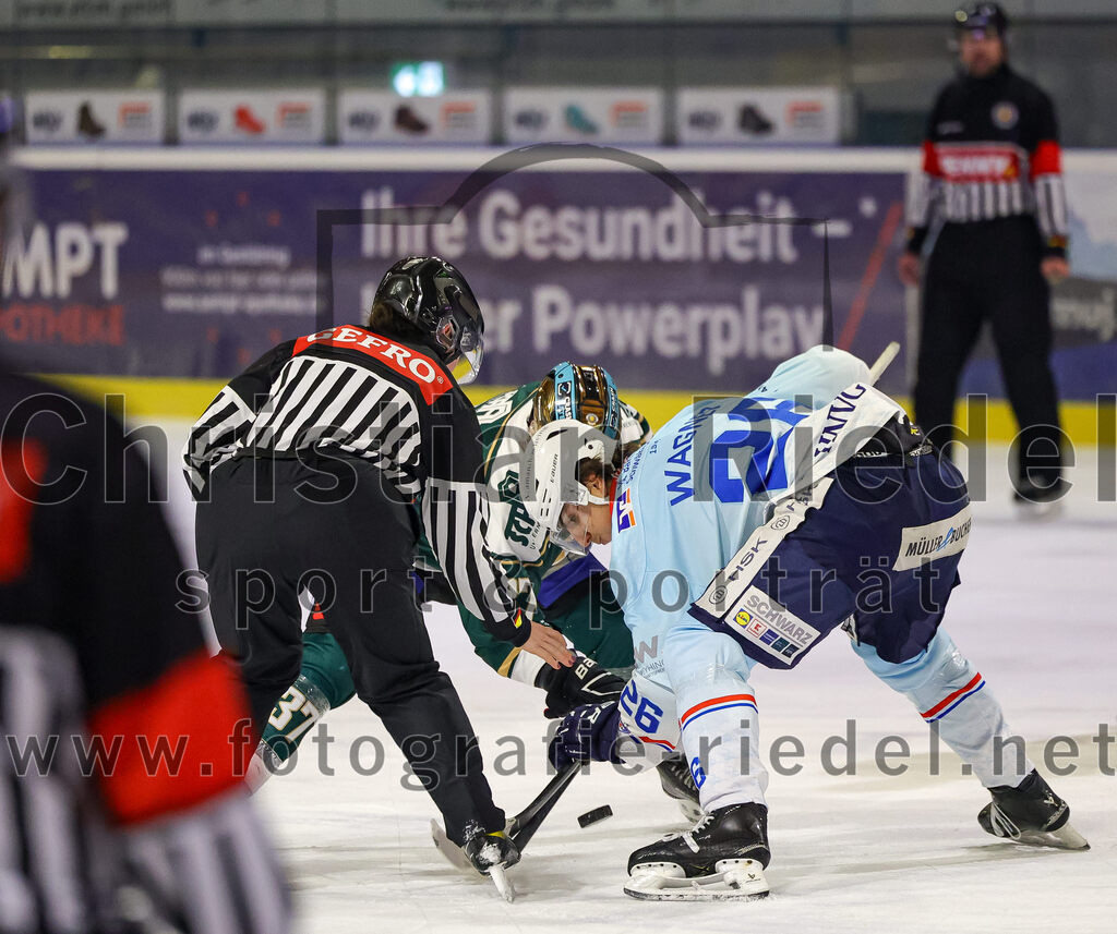2025-12-23_144_TSV_Erding_gegen_Heilbronner_Falken | Erding, Deutschland, 23.12.2025:Eishockey, Oberliga Süd 2025 / 2026, 29. Spieltag, TSV Erding gegen Heilbronner Falken, Endergebnis: 5:4Thomas Matheson (Erding Gladiators, #37), Lukas Wagner (Heilbronner Falken, #26)Foto: Christian Riedel / fotografie-riedel.net