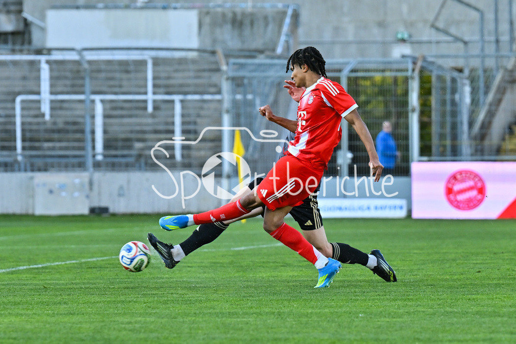 FC Bayern Amateure - SpVgg Ansbach | MUNICH, GERMANY - 17. APRIL: in dieser Szene erzielt Julien YANDA (FC Bayern München II 16) den Treffer zum 1-0 / Tor / Torschuetze / Freude / Happy während dem Match zwischen den Amateuren des FC Bayern München und der SpVgg Ansbach am 29. Spieltag der Regionalliga Bayern im Grünwalder Stadion