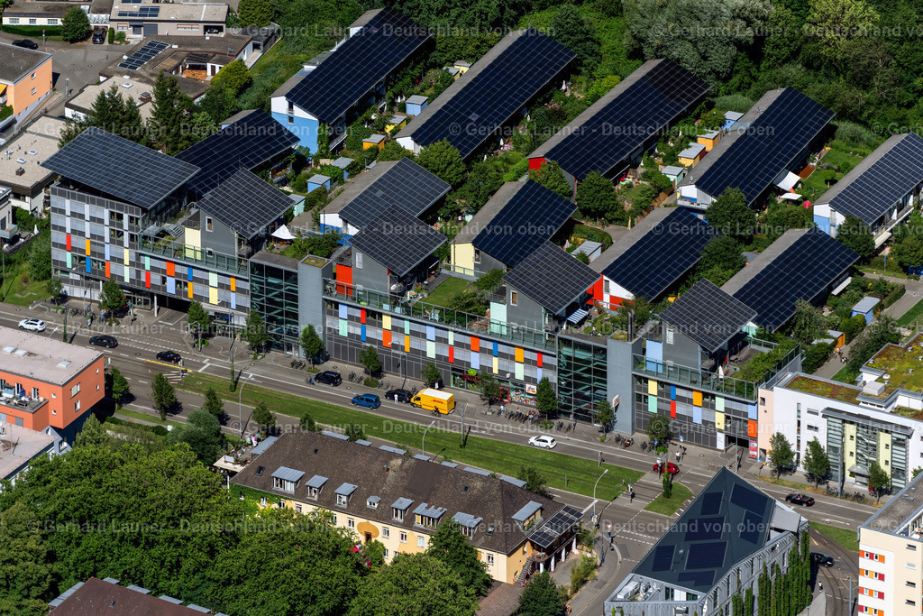 4033594 | FREIBURG IM BREISGAU 30.06.2020 Reihenhaus- Siedlung Sonnenschiff mit Photovoltaikanlagen auf dem Dach als Plusenergiehäuser in Freiburg im Breisgau im Bundesland Baden-Württemberg, Deutschland. // Residential area " Sunship " sunship with photovoltaics on the roof in Freiburg im Breisgau in the state Baden-Wurttemberg, Germany. Foto: Gerhard Launer