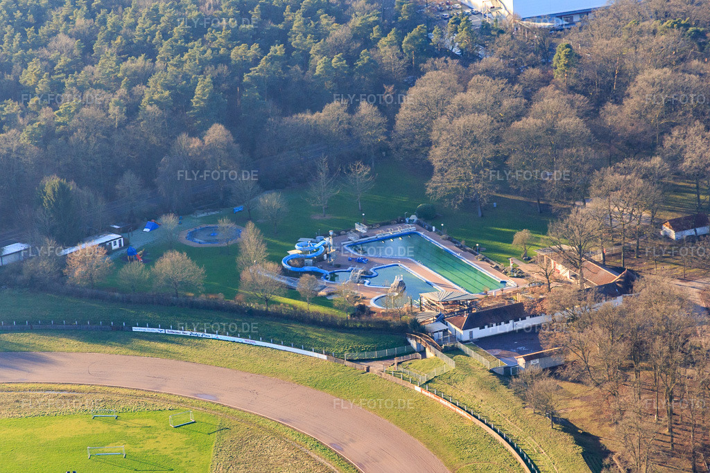 Luftbild: Waldfreibad Herxheim in Herxheim bei Landau im Bundesland Rheinland-Pfalz in Deutschland. Foto: IMG_076475.jpg vom 05.01.2015 durch Werner Riehm/FLY-FOTO.deWaldfreibad Herxheim
