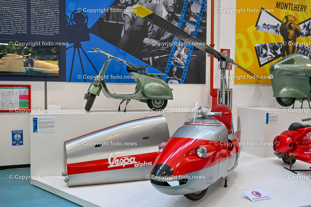 Italien_ Toskana_ Provinz Pisa_ Pontedera_ Vespa_ 29.05.2024-25 | 29.05.2024, Italien, ITA, Toskana, Pontedera im Bild Piaggio, Vespa, Museum

Piaggio ist ein italienischer Fahrzeughersteller mit Sitz in Pontedera. Das Unternehmen produziert verschiedene Mofas und Motorroller, unter anderem die Vespa, das Lastendreirad Ape sowie den Kleintransporter Porter. Zum Konzern gehören auch die Motorradmarken Aprilia, Derbi, Gilera, Laverda und Moto Guzzi. 
Quelle: Wikipedia