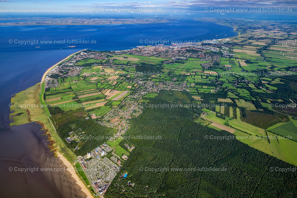 Cuxhaven_Hoch_ELS_8727160823 | CUXHAVEN 16.08.2023 Stadtansicht am Meeres-Küstenbereich der Nordsee in Cuxhaven im Bundesland Niedersachsen, Deutschland. Weiterführende Informationen bei: Nordseeheilbad Cuxhaven GmbH. // City view on sea coastline of North Sea in Cuxhaven in the state Lower Saxony, Germany. Further information at: Nordseeheilbad Cuxhaven GmbH. Foto: Martin Elsen