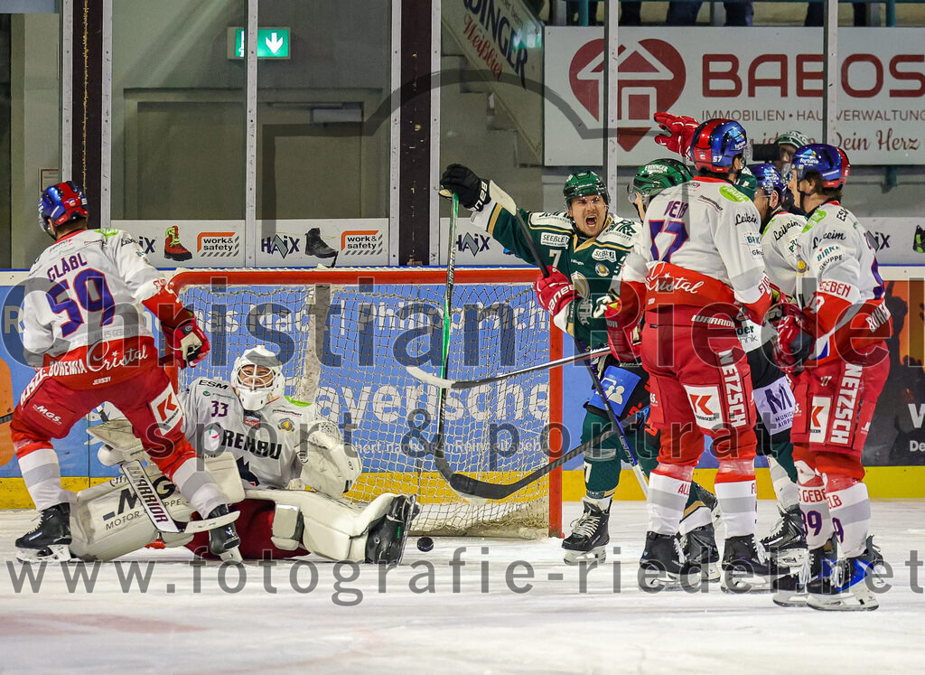 2025-11-16_059_TSV_Erding_gegen_Selber_Woelfe | Erding, Deutschland, 16.11.2025:Eishockey, Oberliga Süd 2025 / 2026, 17. Spieltag, TSV Erding gegen Selber Wölfe, Endergebnis: 3:1Tor zum 1:0 für ErdingMaximilian Gläßl (Selber Wölfe, #59), Torwart Nico Wiens (Selber Wölfe, #33), Louis Trattner (Erding Gladiators, #7)Foto: Christian Riedel / fotografie-riedel.net