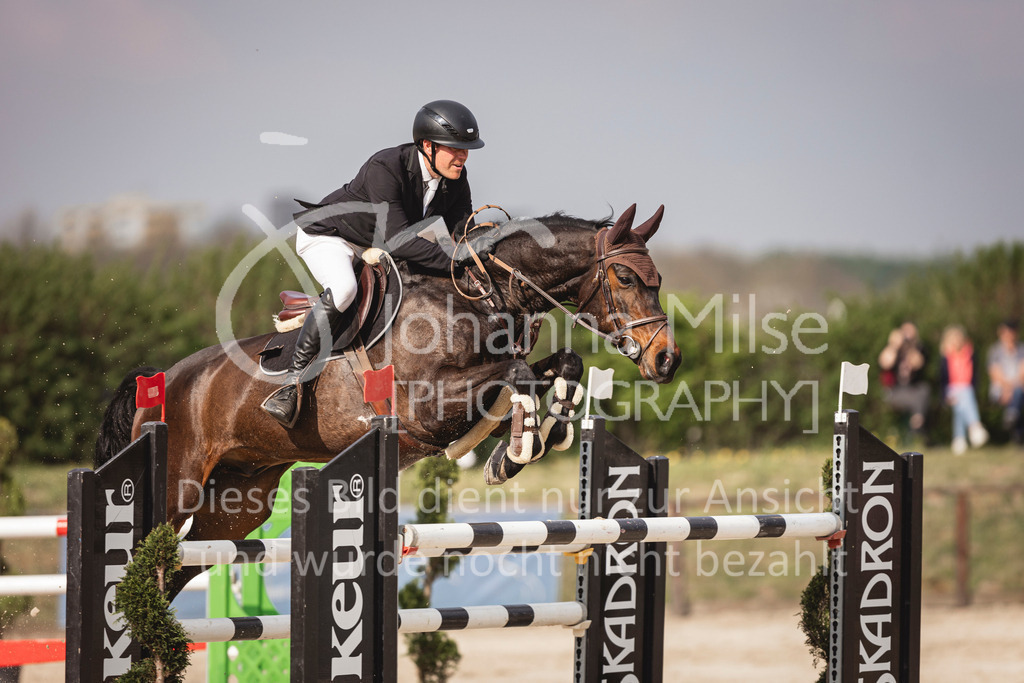 250416_M2-Springen-459 | Deine schönsten Turniermomente als professionelle Fotos! Entdecke hochwertige Pferdesport-Fotografie im Online-Shop. Jetzt Fotos finden & bestellen!