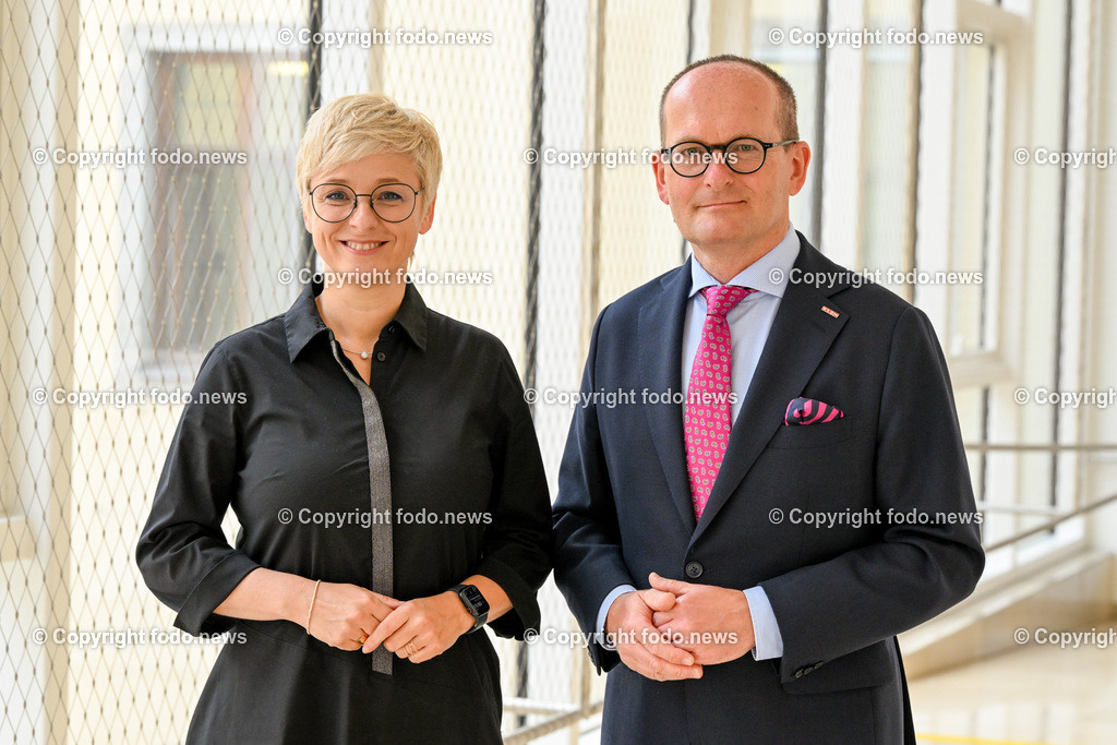 Pressekonferenz WKO Oberösterreich_ Arbeitsmarkt-Haus der Wirtschaft_ 07.06.2023-1 | 07.06.2023, Presseclub Linz, AUT, Pressekonferenz WKO Oberoesterreich, Arbeitsmarkt-Haus der Wirtschaft, im Bild Doris Hummer (Praesidentin der Wirtschaftskammer Ooe), Gerald Silberhumer (Direktor der Wirtschaftslammer Ooe)