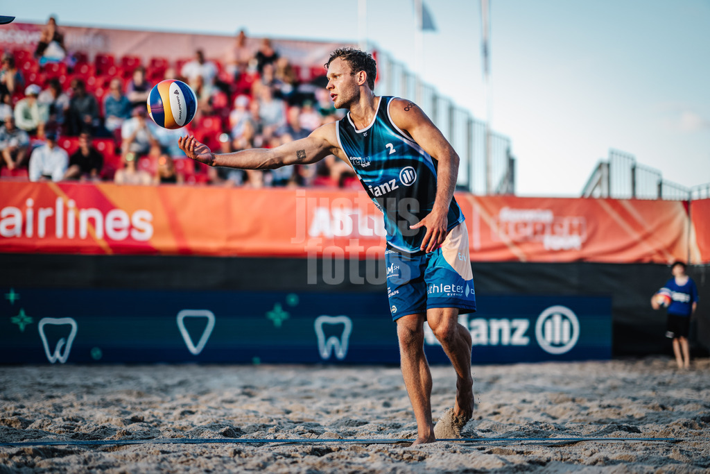 Beachvolleyball | Männer | Allianz German Beach Tour 2024 | Tourstop Kühlungsborn 2 | 16.08.2024 | Eric Stadie fängt einen Ball