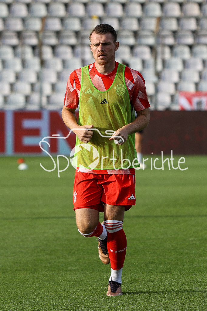 FC Bayern Amateure - FC Memmingen | Steve BREITKREUZ (FCB #26) beim warmmachen / Freisteller / Einzelfoto