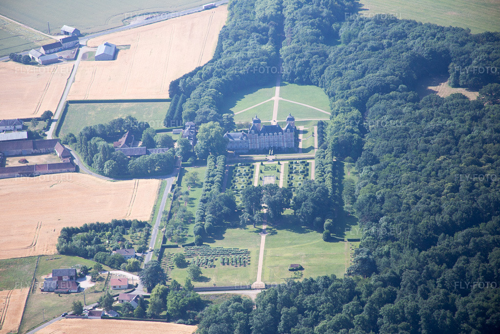 Vue aérienne: Château du Plessis-Fortia sci à Huisseau-en-Beauce dans le département Loir et Cher, France. Photo: IMG_081180.jpg prise le 19/06/2015 par Werner Riehm/FLY-FOTO.euRésolution de l'original: 5472 x 3648 px