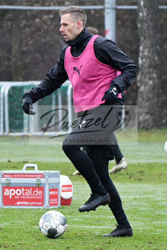 20200125_TRAOSN_0091 | Fußball, Herren: Maurice Trapp (VfL Osnabrück) in Aktion, am Ball, Einzelaktion beim Training des VfL Osnabrück am 25.01.2020 im Sportpark Illoshöhe in Osnabrück, Deutschland.(Foto von Nico Paetzel) - Realisiert mit Pictrs.com