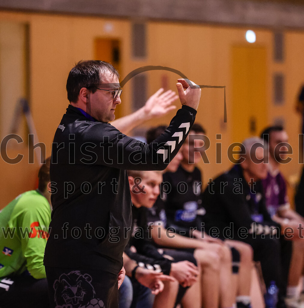 2024-12-14_076_SpVgg_Altenerding_gegen_MTV_Pfaffenhofen | Erding, Deutschland, 14.12.2024:Handball, Bezirksoberliga Männer 2024 / 2025, 10. Spieltag, SpVgg Altenerding gegen MTV Pfaffenhofen, Endergebnis: 32:30Trainer Simon Klawe (SpVgg Altenerding)Foto: Christian Riedel / fotografie-riedel.net