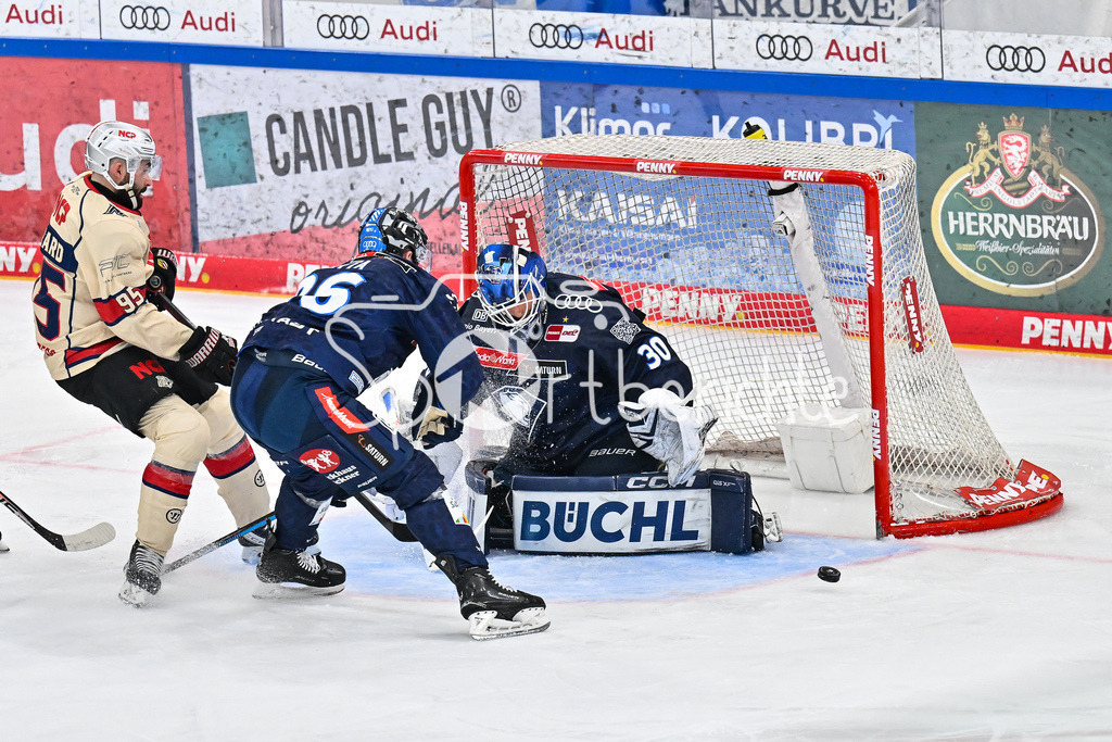 ERC Ingolstadt - Nuernberg Ice Tigers | Charlie GERARD (Nuernberg Ice Tigers 95) scheitert hier an ERC Keeper Christian HELJANKO (ERC Ingolstadt 30) / DEL: ERC Ingolstadt - Nuernberg Ice Tigers, Saturn-Arena am 26.03.2025